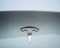 Tesla: Autoritatea de reglementare din SUA cere mai multe detalii despre Autopilot