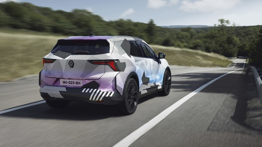FOTO Primul SUV electric al Renault, fotografiat în timpul testelor