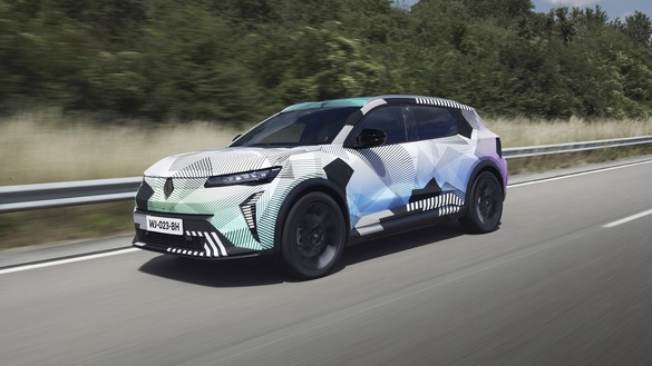 FOTO Primul SUV electric al Renault, fotografiat în timpul testelor