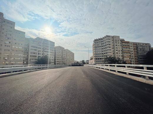 FOTO Au început primele probe la Pasajul Doamna Ghica. Opt autoutilitare de mare tonaj  urcate în diferite puncte