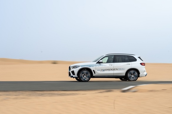 FOTO BMW testează iX5 Hydrogen în deșert
