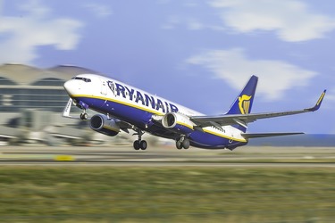 Ryanair taie din cursele programului de iarnă. Pasagerii afectați vor primi un e-mail