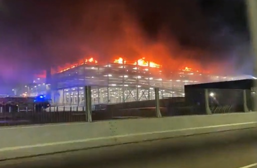 VIDEO Zboruri anulate pe Aeroportul Luton, al cincilea ca mărime din Anglia, din cauza unui incendiu devastator produs în parcare