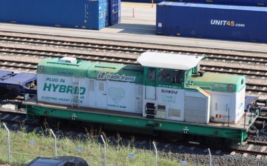 Prima locomotivă hibrid, construită în România, funcționează în județul Arad