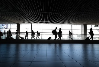 Mai multe aeroporturi din Franța, evacuate după „amenințări de atentat“