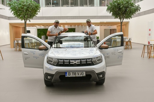 FOTO Dacia se pregătește să trimită Duster 2 în istorie. Un exemplar în variantă Extreme cu semnăturile angajaților va pleca în turneu prin Europa