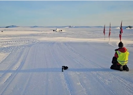 VIDEO Premieră în aviație: Un Boeing 787 Dreamliner aterizează pe o pistă de gheață din Antarctica 