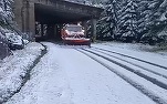 FOTO Strat de zăpadă de peste 10 centimetri în Buzău. Mașină înzăpezită în Vrancea. Blocaje pe DN 10. Trafic blocat pe drumuri naționale, zone din Constanța inundate. Reactorul 1 de la Cernavodă, decuplat din cauza vijeliei