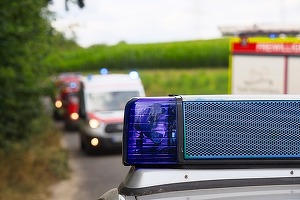 Șoferii, obligați să tragă pe dreapta nu doar la mașinile cu girofar roșu ale poliției și pompierilor  