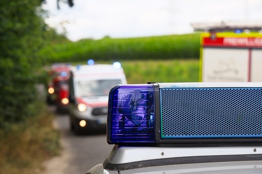 Șoferii, obligați să tragă pe dreapta nu doar la mașinile cu girofar roșu ale poliției și pompierilor  