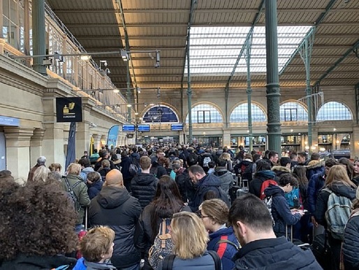 VIDEO Haosul în gara din Londra persistă, călătorii de Anul Nou afectate pentru mii de pasageri