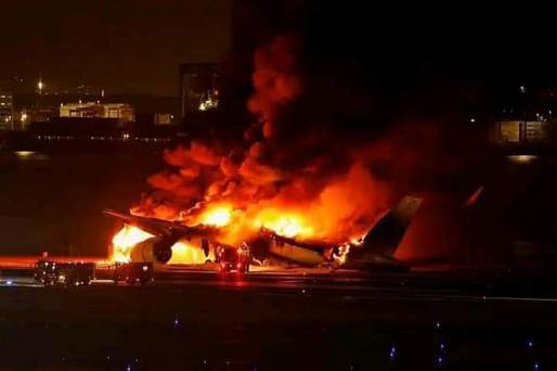 VIDEO "A fost o minune". Cum a fost posibilă evacuarea în câteva minute a sute de pasageri dintr-un avion japonez în flăcări