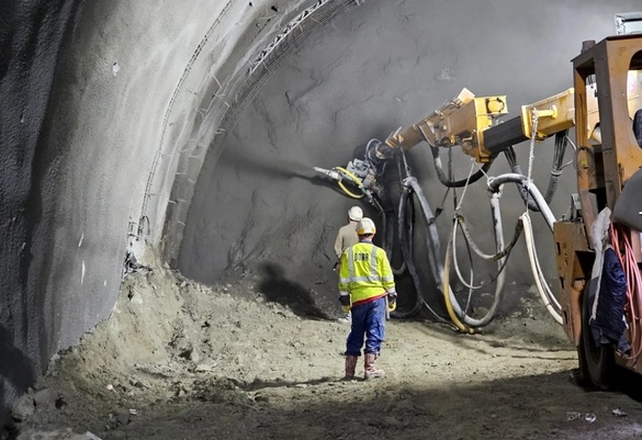 FOTO Imagini spectaculoase cu primul tunel săpat în stâncă de pe o autostradă din România. Se lucrează 24 de ore din 24