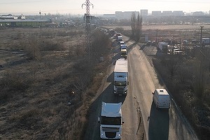 ULTIMA ORĂ - VIDEO&FOTO Transportatorii au pornit în marș spre București cu nemulțumiri, luând și fermieri după ei