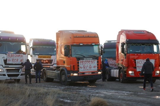 ULTIMA ORĂ - VIDEO&FOTO Transportatorii au pornit în marș spre București cu nemulțumiri, luând și fermieri după ei