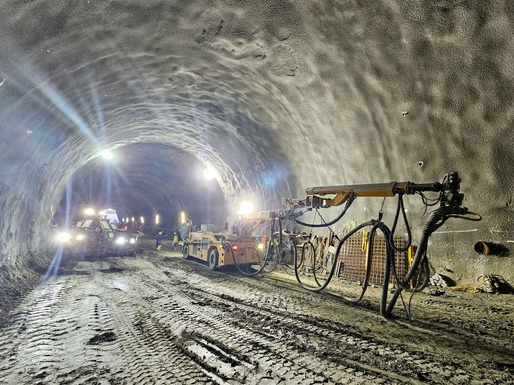 FOTO Imagini spectaculoase pe Autostrada Sibiu - Pitești. În plin ger, austriecii au mobilizat sute de muncitori și utilaje