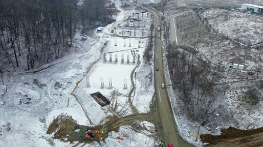 FOTO Imagini spectaculoase pe Autostrada Sibiu - Pitești. În plin ger, austriecii au mobilizat sute de muncitori și utilaje