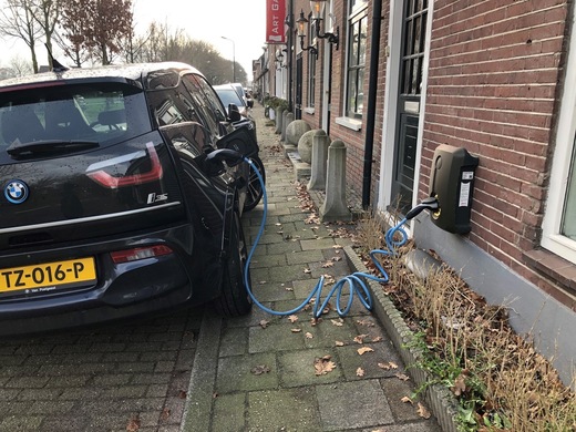 Unde vor fi încărcate toate mașinile electrice? Stâlpii de iluminat de pe marginea trotuarelor sunt o variantă. Există și alte soluții inovatoare: încărcătoare care sunt încorporate în sol sau roboți asistați de AI care se deplasează la mașină