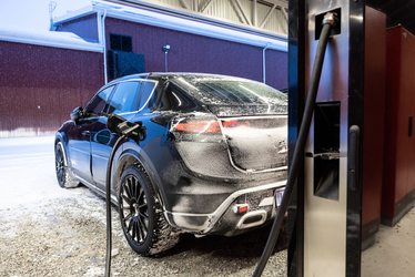 FOTO & VIDEO Porsche testează noul Macan electric înainte de lansare, pe pietriș, zăpadă și gheață. Va avea baterie de 100 kWh și un sistem inovator de încărcare rapidă