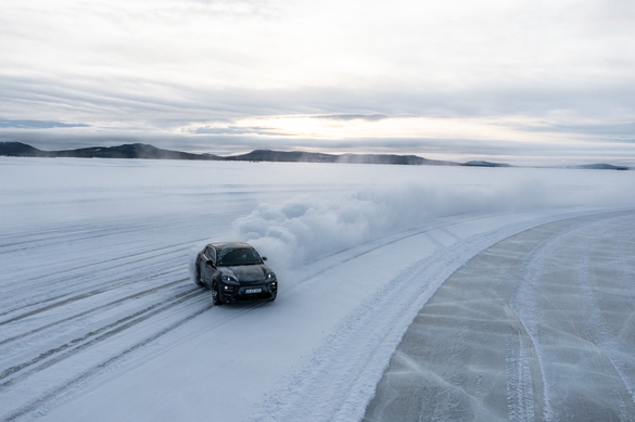 FOTO & VIDEO Porsche testează noul Macan electric înainte de lansare, pe pietriș, zăpadă și gheață. Va avea baterie de 100 kWh și un sistem inovator de încărcare rapidă