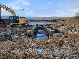 VIDEO&FOTO Lucrări reluate la un nou drum expres în România. Constructorul român a venit cu 130 de muncitori și 100 de utilaje