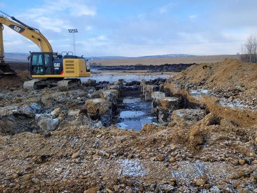 VIDEO&FOTO Lucrări reluate la un nou drum expres în România. Constructorul român a venit cu 130 de muncitori și 100 de utilaje