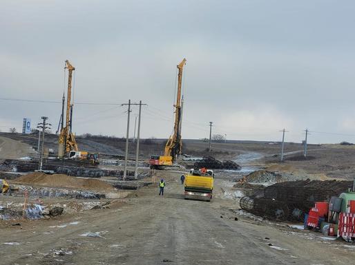 VIDEO&FOTO Lucrări reluate la un nou drum expres în România. Constructorul român a venit cu 130 de muncitori și 100 de utilaje