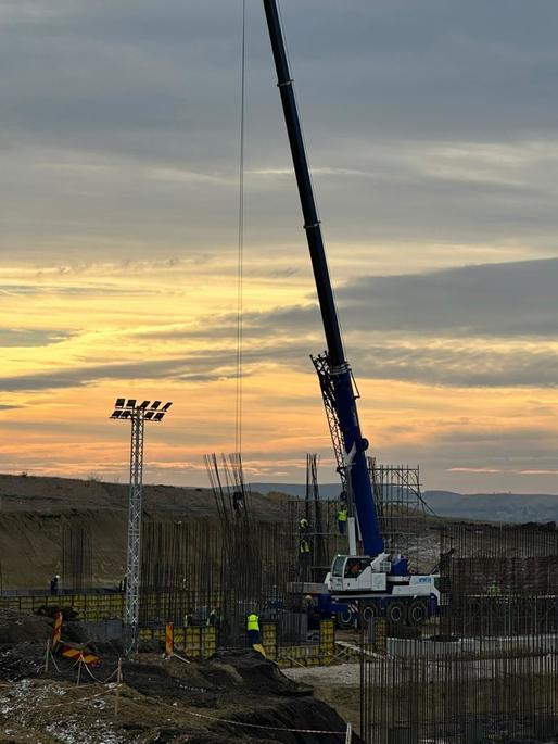 VIDEO&FOTO Lucrări în forță la un nou drum expres în România. Constructorul român a venit cu aproape 200 de muncitori și peste 150 de utilaje