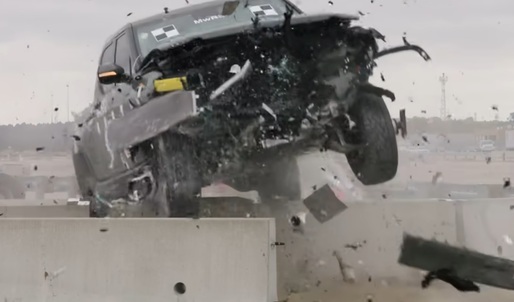VIDEO Problemă descoperită: Actualele parapete din metal și beton nu sunt rezistente la mașinile electrice