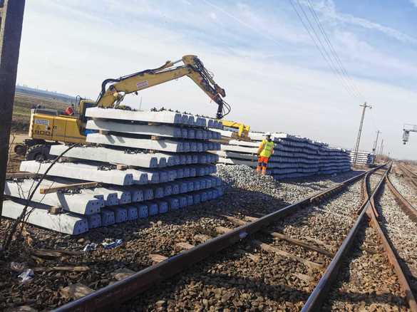 FOTO Lucrările de reînnoire a căii ferate pe linia București-Pitești, în plină derulare