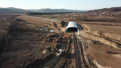 FOTO&VIDEO Imagini în premieră - Aproape 1.000 muncitori chemați la cel mai dificil tronson de autostradă din istoria României,  prima trecere la nivel de autostradă peste Carpați