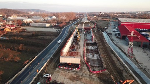 FOTO&VIDEO Imagini în premieră - Aproape 1.000 muncitori chemați la cel mai dificil tronson de autostradă din istoria României,  prima trecere la nivel de autostradă peste Carpați