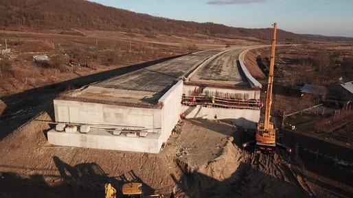 FOTO&VIDEO Imagini în premieră - Aproape 1.000 muncitori chemați la cel mai dificil tronson de autostradă din istoria României,  prima trecere la nivel de autostradă peste Carpați