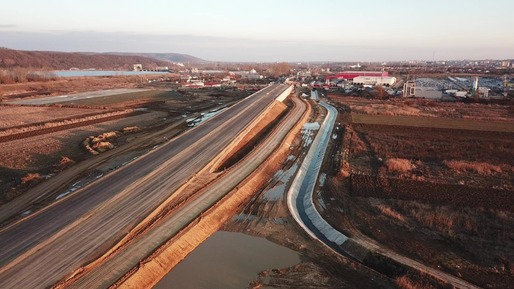 FOTO&VIDEO Imagini în premieră - Aproape 1.000 muncitori chemați la cel mai dificil tronson de autostradă din istoria României,  prima trecere la nivel de autostradă peste Carpați