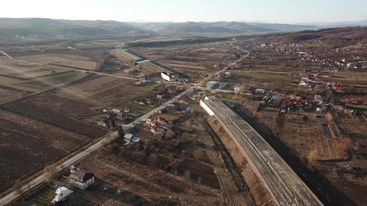 FOTO&VIDEO Imagini în premieră - Aproape 1.000 muncitori chemați la cel mai dificil tronson de autostradă din istoria României,  prima trecere la nivel de autostradă peste Carpați