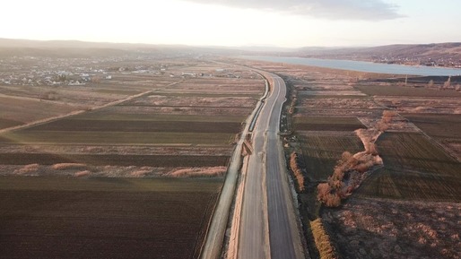 FOTO&VIDEO Imagini în premieră - Aproape 1.000 muncitori chemați la cel mai dificil tronson de autostradă din istoria României,  prima trecere la nivel de autostradă peste Carpați