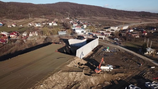 FOTO&VIDEO Imagini în premieră - Aproape 1.000 muncitori chemați la cel mai dificil tronson de autostradă din istoria României,  prima trecere la nivel de autostradă peste Carpați