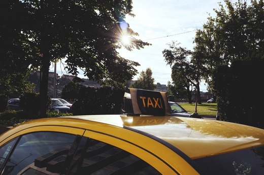 Taximetriștii continuă protestele în Piața Constituției