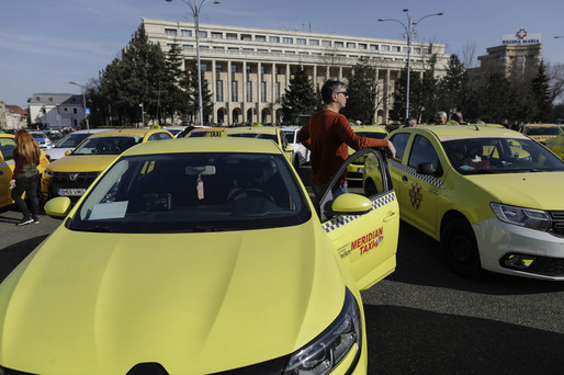 GALERIE FOTO Sute de taximetriști au protestat la București. Șoferii doresc să poată folosi mașini mai vechi și limitarea numărului de „Bolt-uri”
