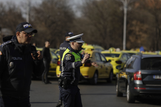 GALERIE FOTO Sute de taximetriști au protestat la București. Șoferii doresc să poată folosi mașini mai vechi și limitarea numărului de „Bolt-uri”