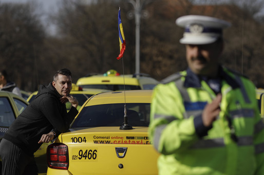 GALERIE FOTO Sute de taximetriști au protestat la București. Șoferii doresc să poată folosi mașini mai vechi și limitarea numărului de „Bolt-uri”