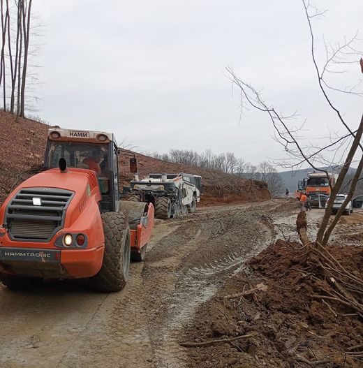 VIDEO&FOTO - Au început lucrările la tunelurile Lugoj-Deva. Umbrărescu angajează mineri