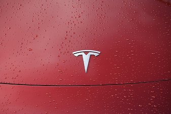 Tesla, obligată să plătească 42 de milioane de dolari unui motociclist accidentat de un camion Ford deținut de companie
