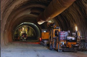 VIDEO&FOTO Noi imagini spectaculoase lansate - Austriecii înaintează puternic cu tunelurile "Daniela și Alina", la cel mai dificil tronson de autostradă