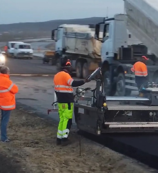 VIDEO Demonstrație de forță a italienilor pe Autostrada Sibiu - Pitești - Au adus peste 1.000 muncitori care lucrează zi-noapte