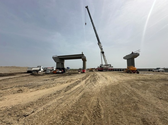 VIDEO Cu sute de muncitori și utilaje, constructorii greci au adus trailere de mare tonaj pe Autostrada Bucureștiului