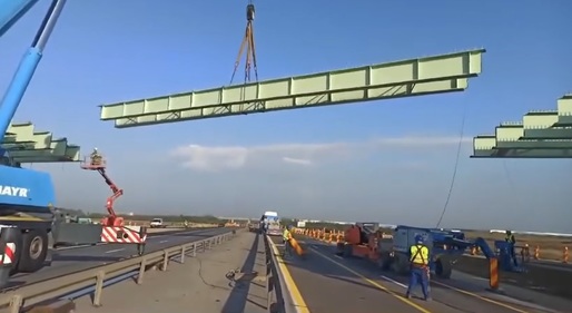 VIDEO Cu sute de muncitori și utilaje, constructorii greci au adus trailere de mare tonaj pe Autostrada Bucureștiului