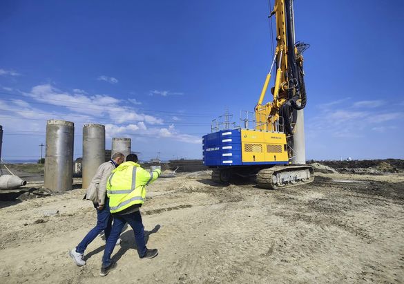 FOTO Constructorii turci au adus peste 150 muncitori pentru a lansa un nou tronson de autostradă în România