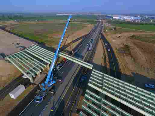 FOTO Aktor a montat secțiunea centrală a viitorului pasaj peste A1