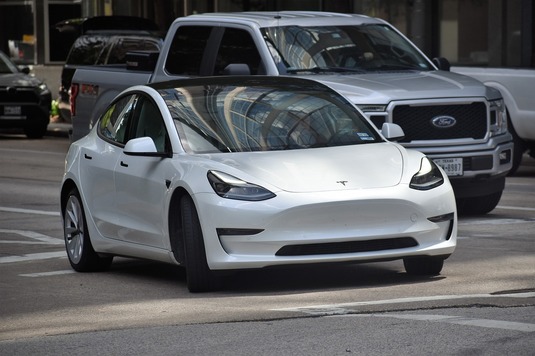 Tesla merge spre taxi autonom, după ce a renunțat la mașina ieftină promisă de mult timp
